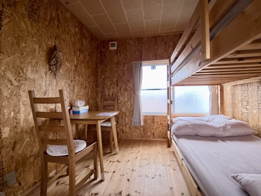 洋室のインテリア（テーブル＆チェア）を変えました。