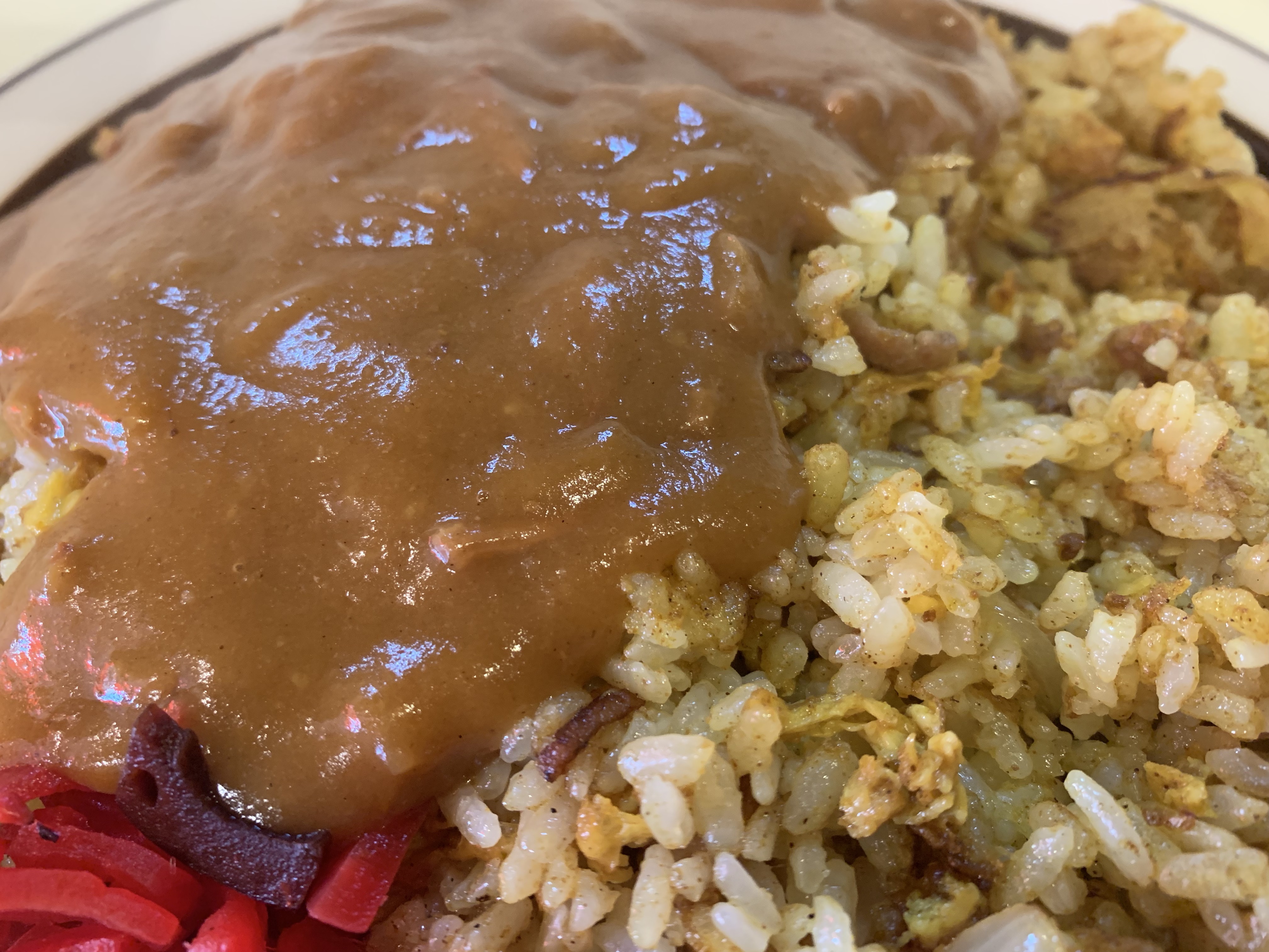 キッチンクック「ドライカレー!」カレーonカレーで、まさにカレーまみれの一皿!